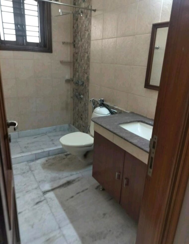 Bathroom, dlf phase ii 3 Bedroom 1850 Sq.Ft. Builder Floor In Dlf Phase ii Gurgaon 10501661