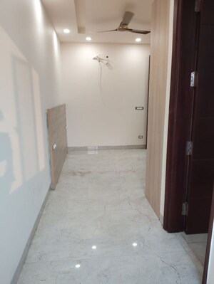 Room in 3 BHK Builder Floor at Dlf Phase ii – for Rent
