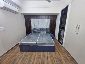 Bedroom in 3 BHK Builder Floor at Dlf Phase ii – for Rent