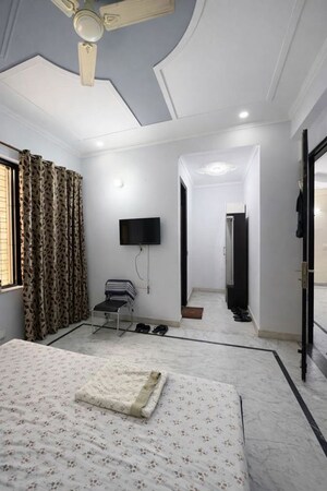 Building Lobby in 3 BHK Builder Floor at Unitech Cyber Park, Sector 39 – for Rent