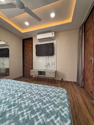 Bedroom in 3 BHK Builder Floor at Dlf Phase ii – for Rent