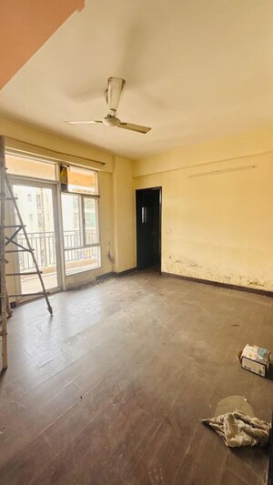 Room in 3 BHK Apartment at Elite Golf Green, Sector 79 – for Sale
