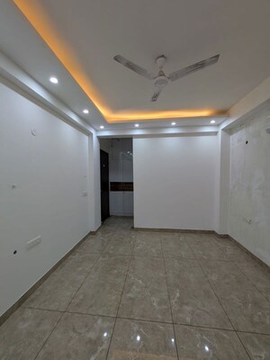 Room in 3 BHK Builder Floor at Dlf Phase ii – for Rent