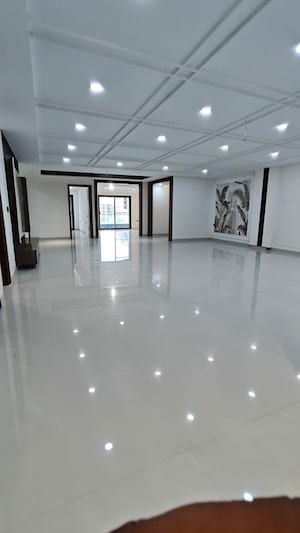 Room in 4 BHK Builder Floor at BPTP Park Central, Sector 85 – for Rent
