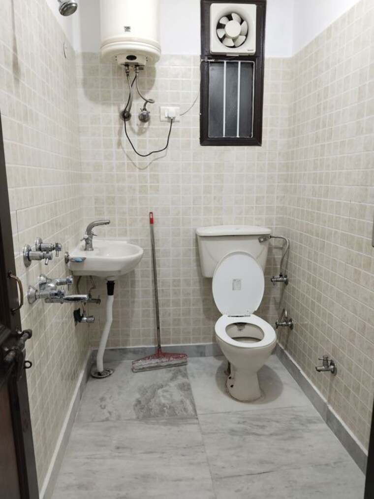 Bathroom, panchsheel vihar 2 Bedroom 900 Sq.Ft. Apartment In Panchsheel Vihar Delhi 10501882
