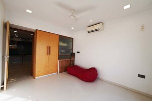 Room in 3 BHK Apartment at Navrangpura – for Sale