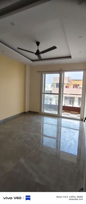 Room in 2.5 BHK Builder Floor at Krishna Apartment Noida, Sector 49 – for Rent