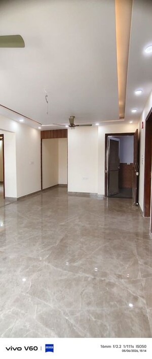 Room in 2.5 BHK Builder Floor at Krishna Apartment Noida, Sector 49 – for Rent