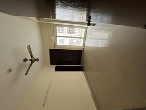 Room in 2.5 BHK Apartment at Mahagun Moderne, Sector 78 – for Rent