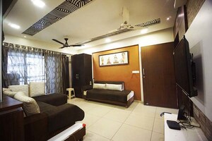 Team Area in 3 BHK Apartment at Makarba – for Sale
