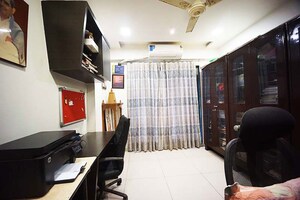 Team Area in 3 BHK Apartment at Makarba – for Sale