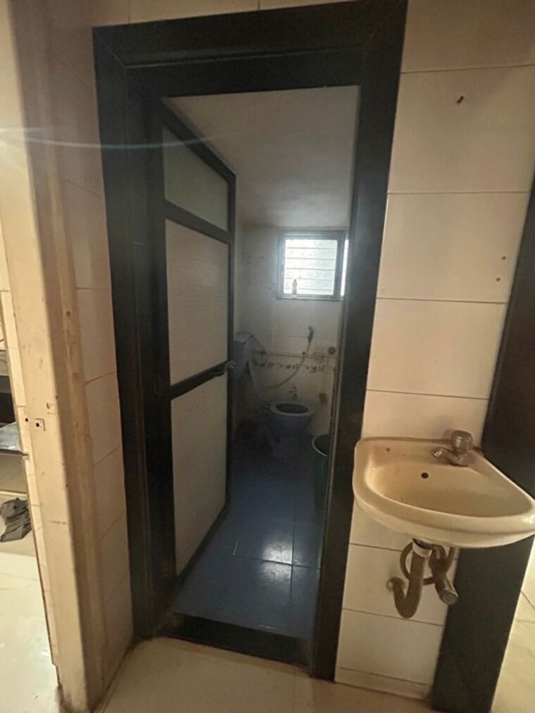 Bathroom, yamuna-chs-dahisar-east 1 RK 300 Sq.Ft. Apartment In Dahisar East Mumbai 10502055