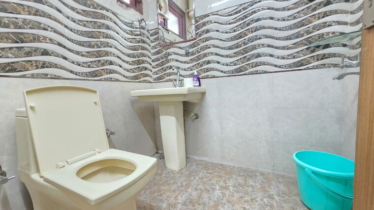 Bathroom, freedom fighters enclave 2 Bedroom 800 Sq.Ft. Builder Floor In Freedom Fighters Enclave Delhi 10502106