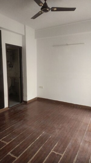 Room in 2 BHK Apartment at Amrapali Silicon City, Sector 76 – for Rent