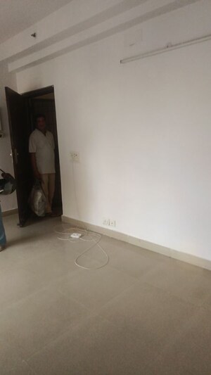 Room in 2 BHK Apartment at Amrapali Silicon City, Sector 76 – for Rent