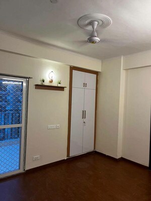 Room in 4 BHK Apartment at Trident Embassy Reso, Sector 1 Greater Noida – for Rent