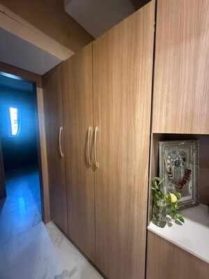 Furnished Amenities in 2.5 BHK Apartment at Akme Palace, Marine Lines – for Rent