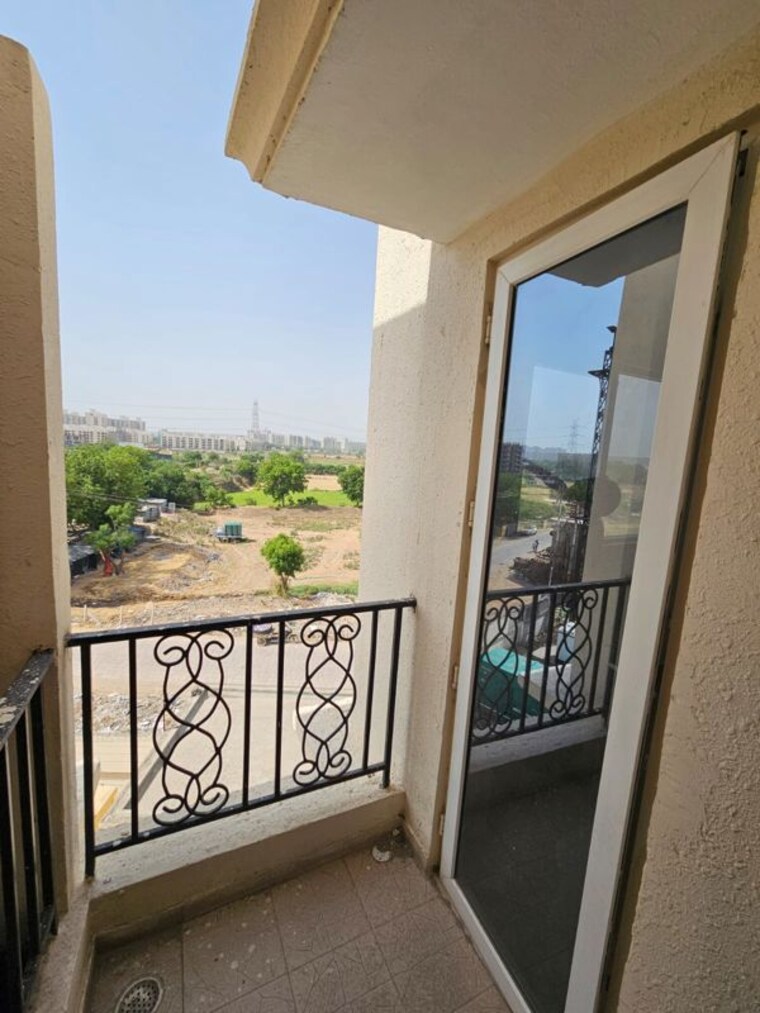 Balcony, signature-global-park-4-and-5 3 Bedroom 1120 Sq.Ft. Apartment In Sohna Sector 36 Gurgaon 10502241