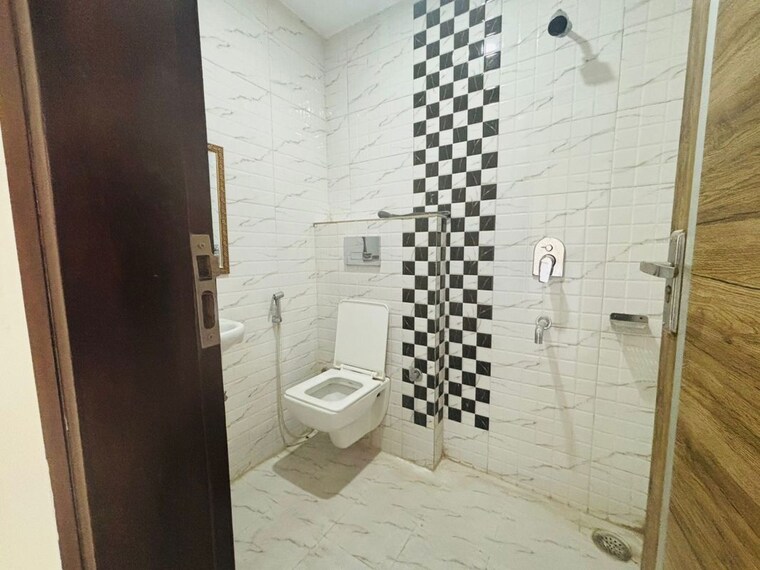 Bathroom, sushant lok i 3 Bedroom 170 Sq.Yd. Builder Floor In Sushant Lok I Gurgaon 10502287