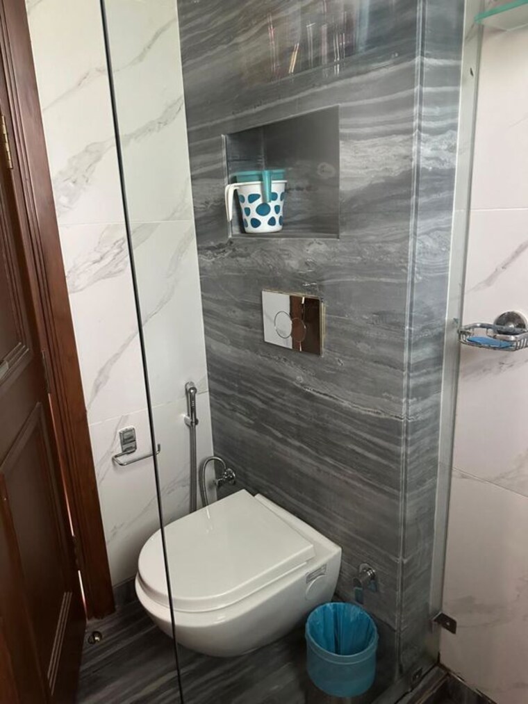 Bathroom, shivalik colony 3 Bedroom 1800 Sq.Ft. Apartment In Shivalik Colony Delhi 10502372
