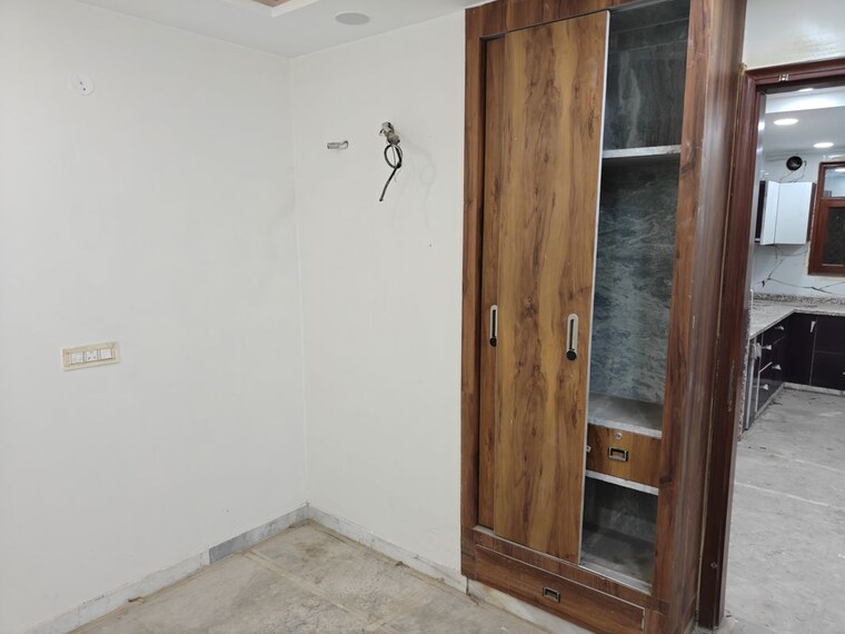 Room, majlis park 3 Bedroom 75 Sq.Yd. Builder Floor In Majlis Park Delhi 10502627