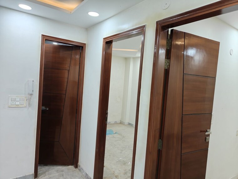 Nearby, majlis park 3 Bedroom 75 Sq.Yd. Builder Floor In Majlis Park Delhi 10502627