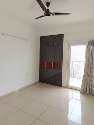 Room in 2 BHK Apartment at Eldeco Live By The Greens, Sector 150 – for Sale