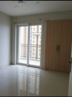 Room in 1 BHK Builder Floor at Lucky The Palm Valley, Sector 1 Greater Noida – for Rent
