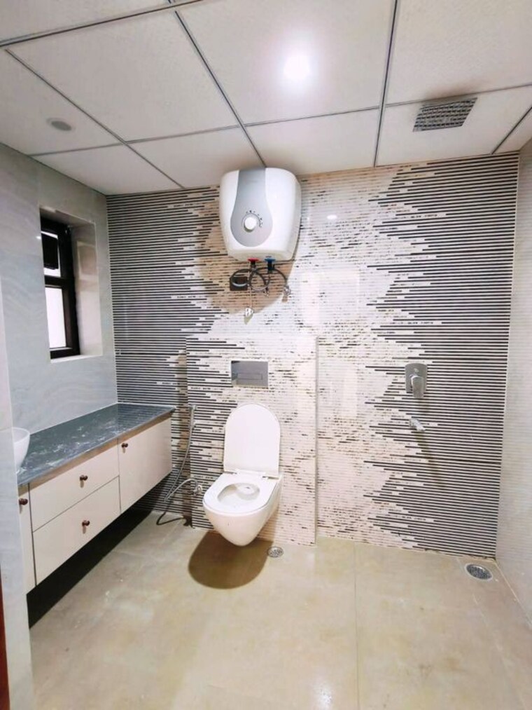 Bathroom, trident-embassy-reso 2.5 Bedroom 950 Sq.Ft. Apartment In Sector 1 Greater Noida Greater Noida 10502885