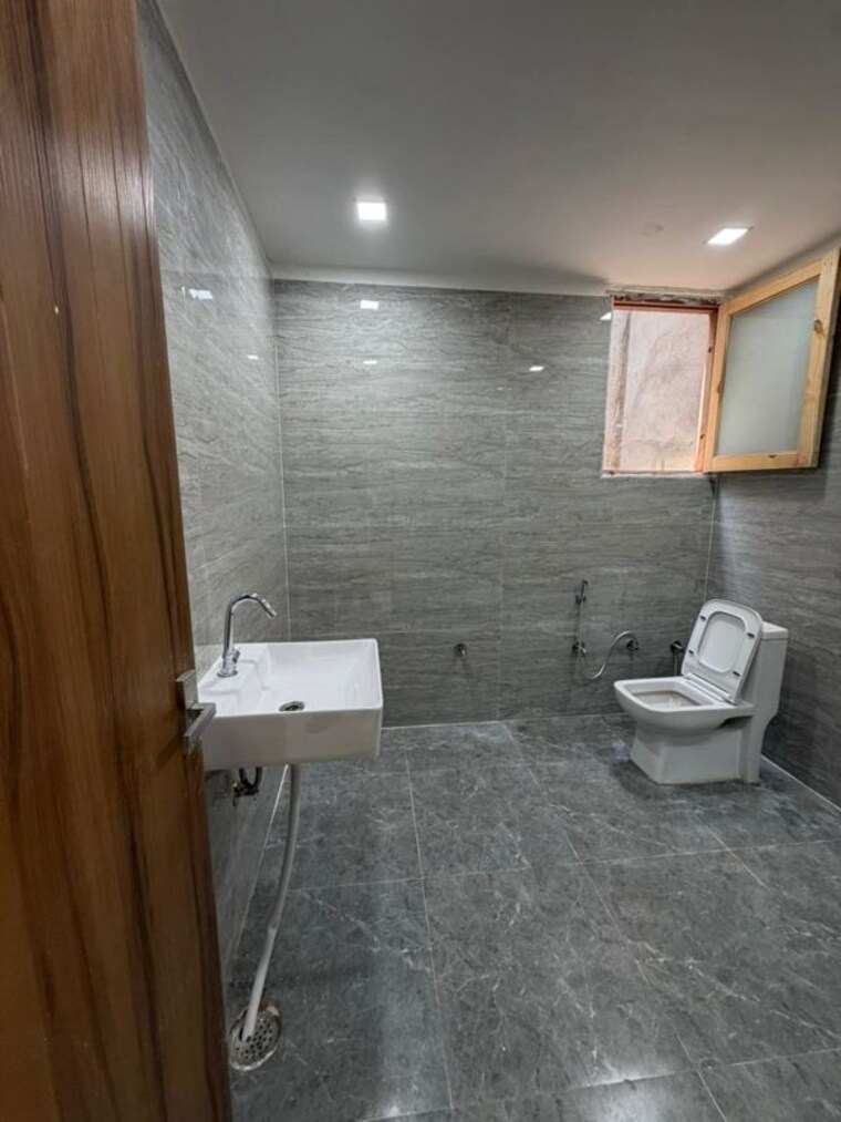 Bathroom, vineet khand 6 Bedroom 1500 Sq.Ft. Independent House In Vineet Khand Lucknow 10502887