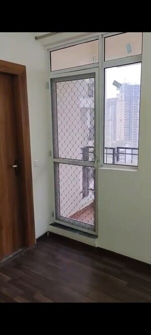 Room in 3 BHK Apartment at Jaypee Kensington Park Apartments, Sector 133 – for Rent
