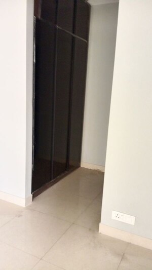 Room in 3 BHK Apartment at Tata Eureka Park, Sector 150 – for Rent