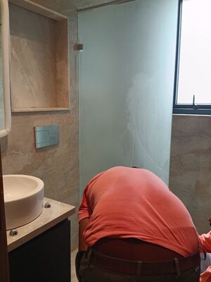 Furnished Amenities in 3 BHK Builder Floor at East Of Kailash – for Rent