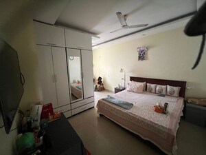 Bedroom in 2 BHK Builder Floor at Sector 44 – for Rent