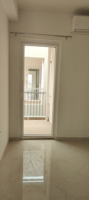 Room in 2 BHK Apartment at Smart World Orchard, Sector 61 – for Rent