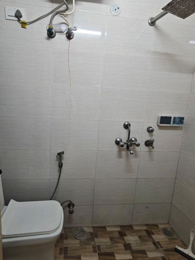 Bathroom, arun-vihar-sector-37 2 Bedroom 900 Sq.Ft. Apartment In Sector 37 Noida 10503067