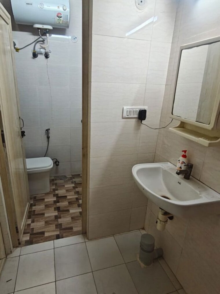 Bathroom, arun-vihar-sector-37 2 Bedroom 900 Sq.Ft. Apartment In Sector 37 Noida 10503067