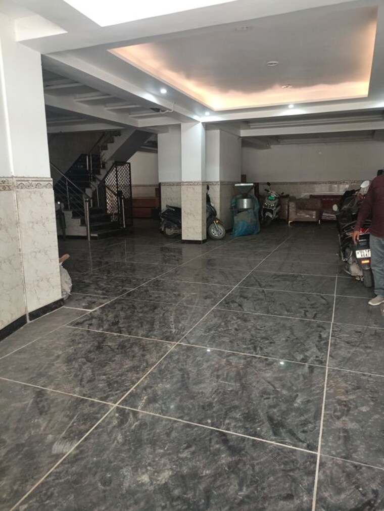  Parking, vipin garden 3 Bedroom 81 Sq.Yd. Apartment In Vipin Garden Delhi 10503135