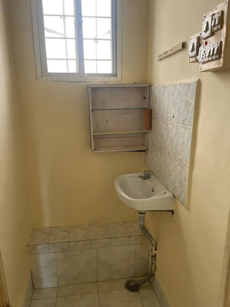 Bathroom, central gurgaon Pg For Boys & Girls In Central Gurgaon 10503159