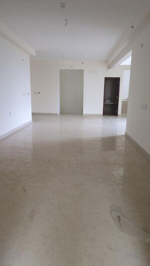 Room in 4 BHK Apartment at Aurobindo Galaxy, Hi Tech City – for Sale