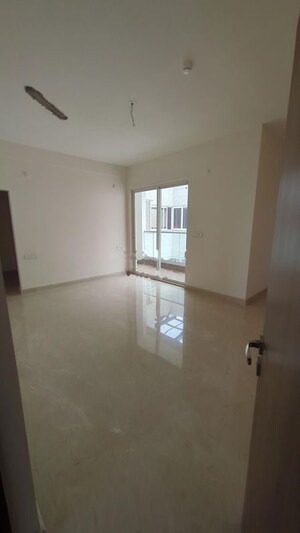 Room in 4 BHK Apartment at Aurobindo Galaxy, Hi Tech City – for Sale