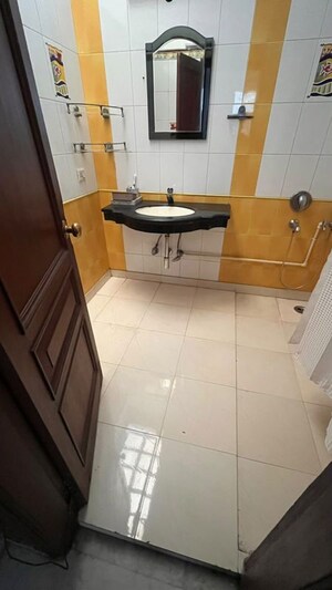 Kitchen in 3 BHK Builder Floor at Dlf Phase ii – for Rent