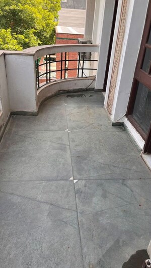 Parking in 3 BHK Builder Floor at Dlf Phase ii – for Rent