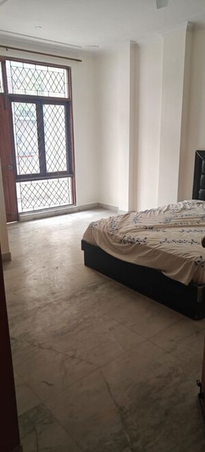 Bedroom in 2 BHK Builder Floor at Dlf Phase ii – for Rent
