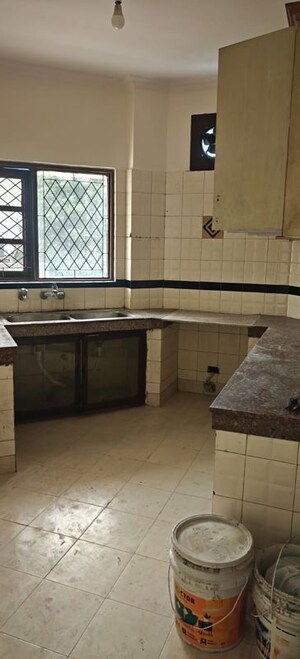 Kitchen in 2 BHK Builder Floor at Dlf Phase ii – for Rent