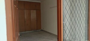Room in 2 BHK Builder Floor at Dlf Phase ii – for Rent
