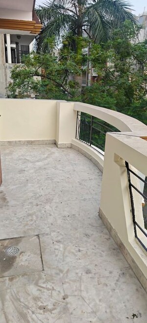 Balcony in 2 BHK Builder Floor at Dlf Phase ii – for Rent