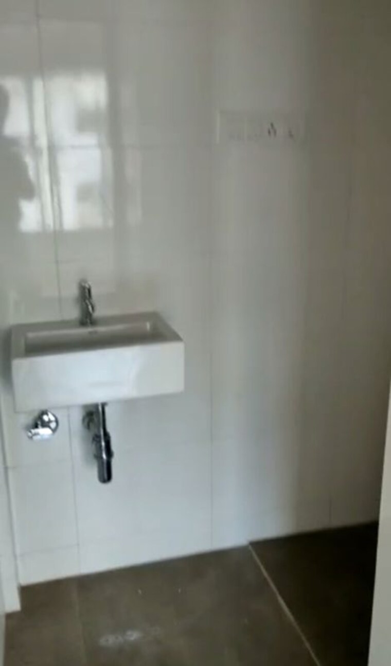 Bathroom, cross-gate-apartment 2 Bedroom 900 Sq.Ft. Apartment In Andheri West Mumbai 10503243