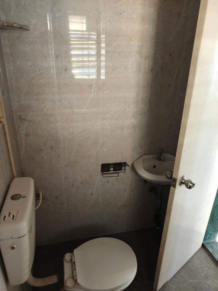 Bathroom, varada-park-apartment-bavdhan 2 Bedroom 900 Sq.Ft. Apartment In Bavdhan Pune 10503249