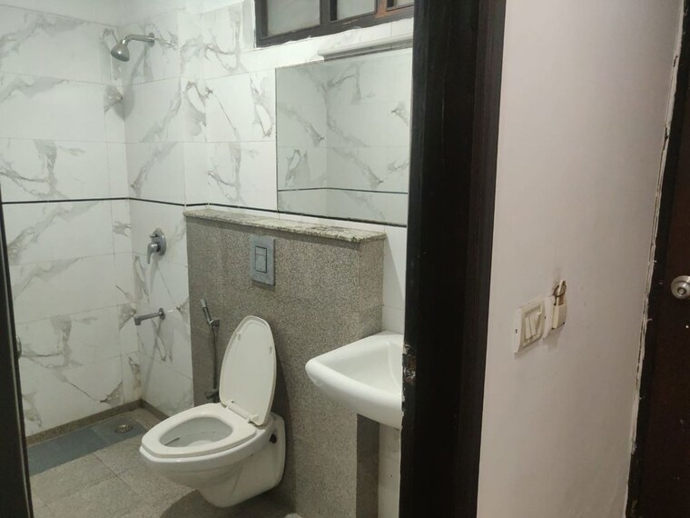 Bathroom, jawahar nagar 1 RK 60 Sq.Yd. Builder Floor In Jawahar Nagar Delhi 10503443
